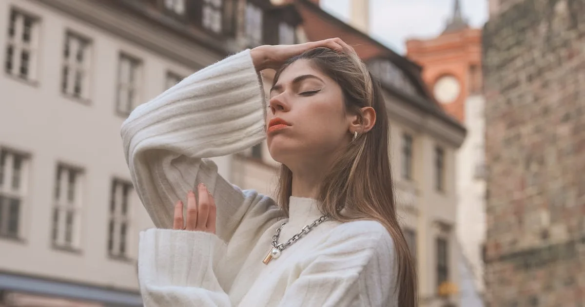 Jeune femme blonde en rue urbaine — marché matrimonial international contemporain.
